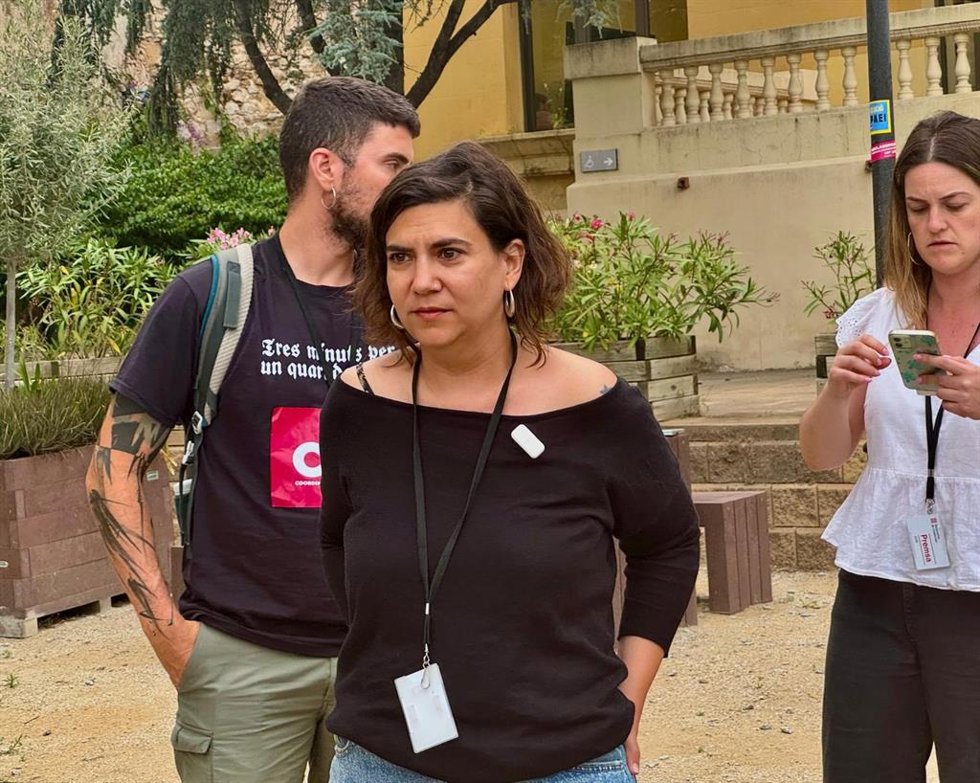 La portavoz de CGT Ensenyament, Laura Gené, en declaraciones a los periodistas tras abandonar la mesa.