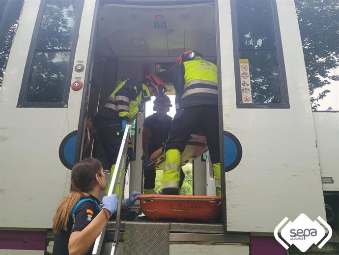 Rescate de la maquinista del tren accidentado tras chocar con un tractor.
