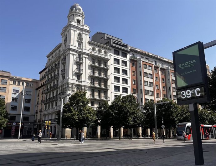 Archivo - Un termómetro indica 39 grados en la plaza de España de Zaragoza, durante la ola de calor de julio.