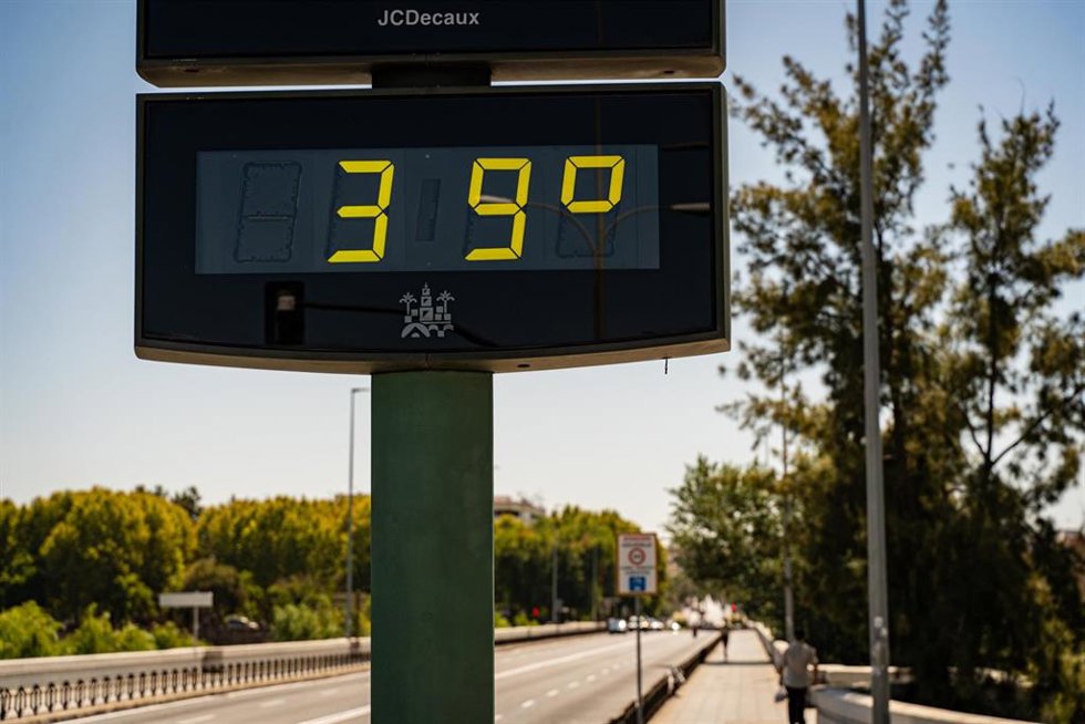 Archivo - Un termómetro marca temperaturas cerca de 40º en la capital cordobesa, a 19 de agosto de 2024 en Córdoba (Andalucía, España).  