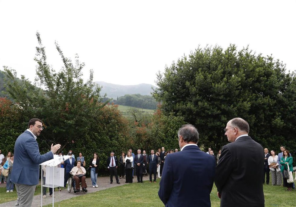 El presidente del Principado, Adrián Barbón, interviene en la presentación de 'Terras sem sombra. Festival do Alentejo', en Ribera de Arriba