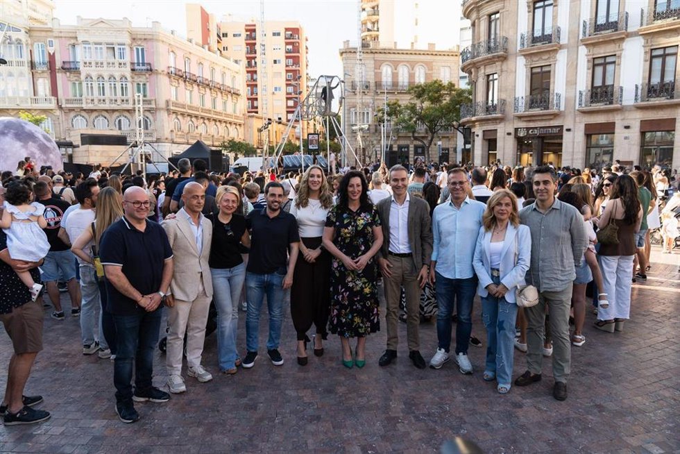 El diputado de Presidencia y Promoción de la Provincia, Carlos Sánchez, y la alcaldesa de Almería, María del Mar Vázquez, en una foto familiar con motivo de la celebración de la Noche en Blanco.