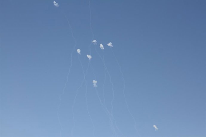 Archivo - MARJAYOUN, July 17, 2024  -- Smoke traces are seen after Israel's Iron Dome missiles intercepted Hezbollah missiles in Marjayoun, Lebanon, July 16, 2024.   Two people of Syrian nationality were killed, and a Lebanese civilian was wounded on Tues