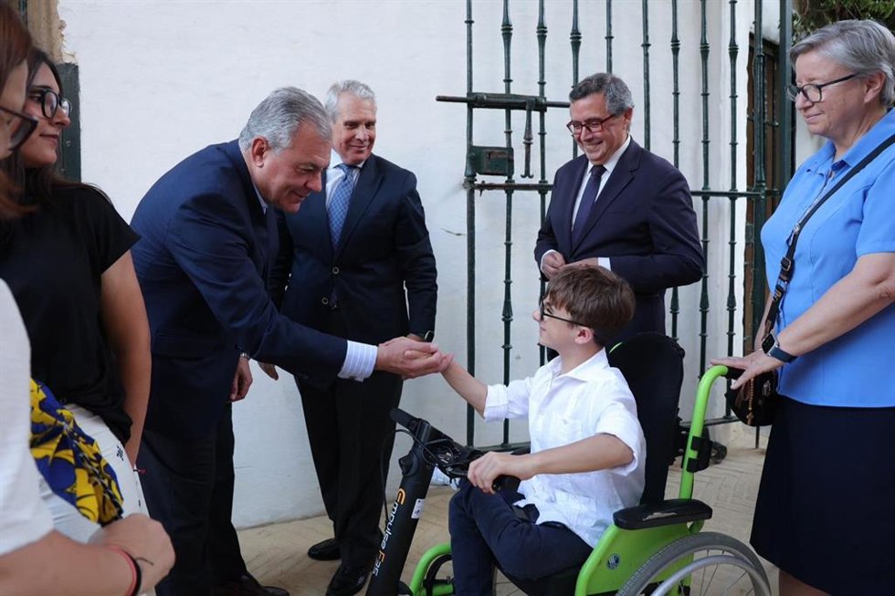 El alcalde de Sevilla, José Luis Sanz, recibe a las personas, entidades e instituciones distinguidas este año con las Medallas de la Ciudad y los títulos de Hijos Predilectos de Sevilla.