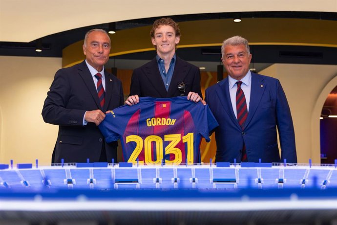 El delantero inglés Anthony Gordon firma contrato con el FC Barcelona