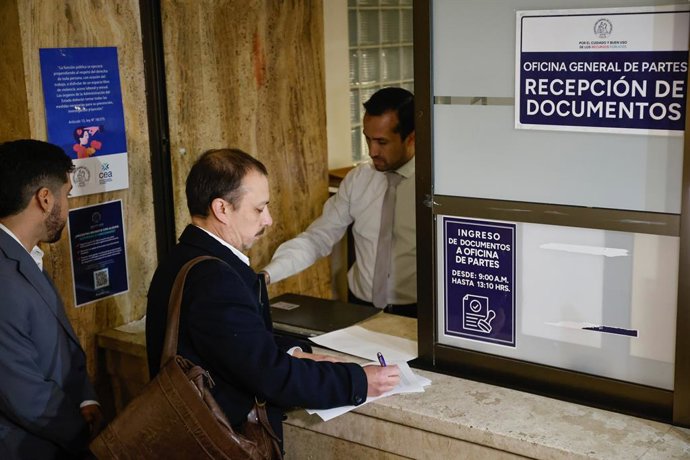 Santiago, 29 de mayo de 2026.  Los diputados Juan Santana (PS) y Luis Cuello (PC) acuden a la Contraloria General de la Republica para presentar un requerimiento por una presunta omision en la declaracion de patrimonio e intereses del ministro de