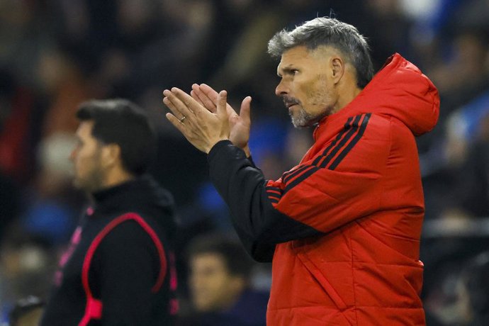 Futbol, Universidad Catolica vs Colo Colo. Fecha 13, Liga de Primera 2026. El entrenador de Colo Colo Fernando Ortiz da instrucciones a sus jugadores durante el partido de la Liga de Primera contra Universidad Catolica disputado en el Claro Arena de