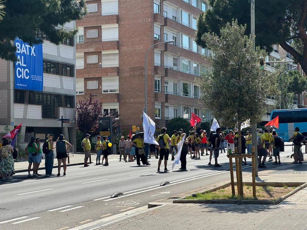 Corte de la Via Augusta frente al Departament este viernes por la tarde.