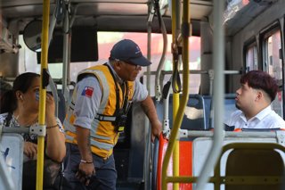 Santiago, 17 de diciembre 2025. El ministro de Transportes, junto al jefe de la Division de Fiscalizacion de la cartera, la directora de Transporte Publico Metropolitano,  y al mayor de Carabineros, de la 32 Comisaria de Transito, informa sobre la