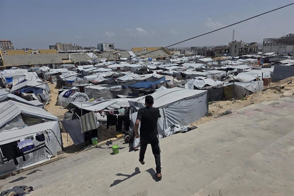 Archivo - Desplazados palestinos en tiendas de campañas en Jan Yunis, en el sur de la Franja de Gaza 
