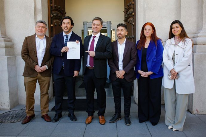Santiago, 8 de mayo de 2026.  Bancada del Partido Socialista entrega carta en la oficina de Partes del Palacio La Moneda dirigida al presidente de la republica con propuestas de crecimiento y desarrollo que reemplacen la ley miscelanea   Diego