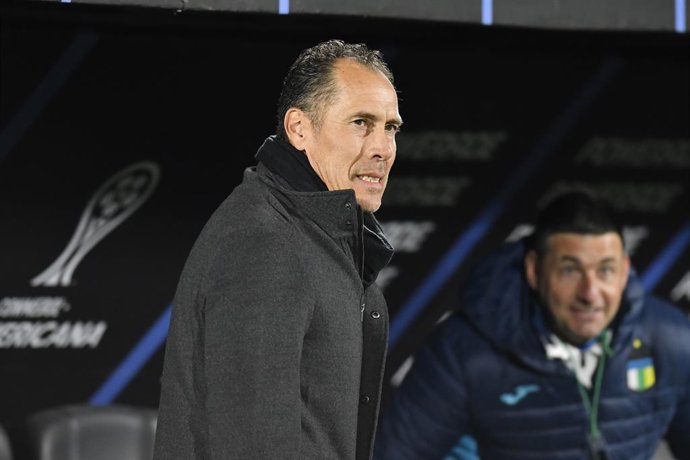 Futbol, Boston River vs OÕHigginsÊ Copa Sudamericana 2026. El entrenador de OÕHigginsÊ  Lucas Bovaglio es fotografiado durante el partido de la fecha 5 del grupo C de la Copa Sudamericana realizado en el estadio Centenario en Montevideo,