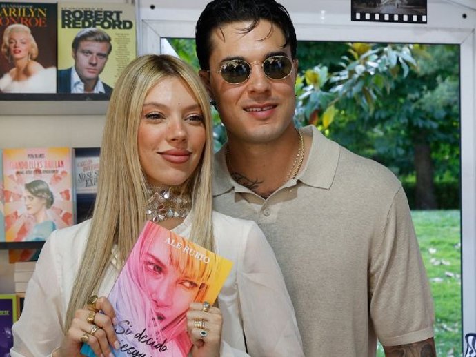 Alejandra Rubio y Carlo Costanzia durante la firma del libro de la joven