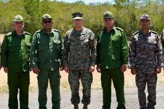 El comandante del SOUTHCOM, Francis L. Donovan, se reunió hoy con el general Roberto Legrá Sotolongo, primer viceministro del Jefe del Estado Mayor General, y otros altos mandos del ejército cubano en Guantánamo
