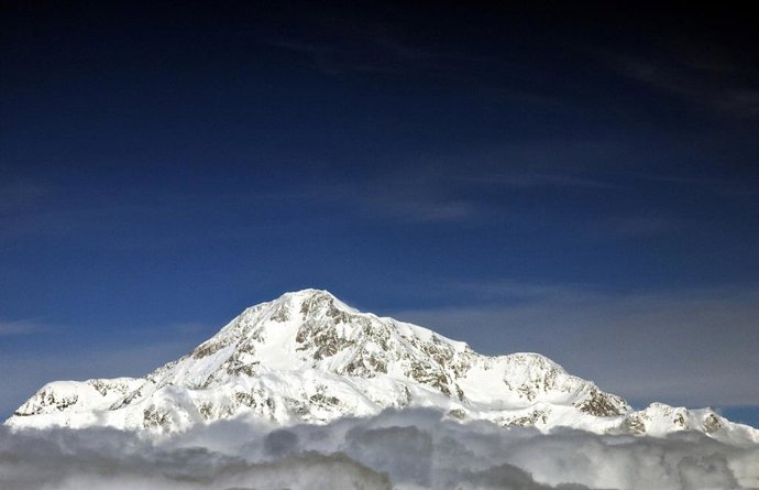 Archivo - Jan. 3, 2014 - Denali National Park, AK, United States of America - Mt McKinley now called Denali peaking out above the clouds in Denali National Park Alaska. The mountain is the highest mountain peak in North America.
