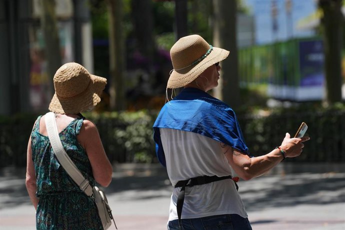 Turistas se protegen del calor en una imagen de archivo