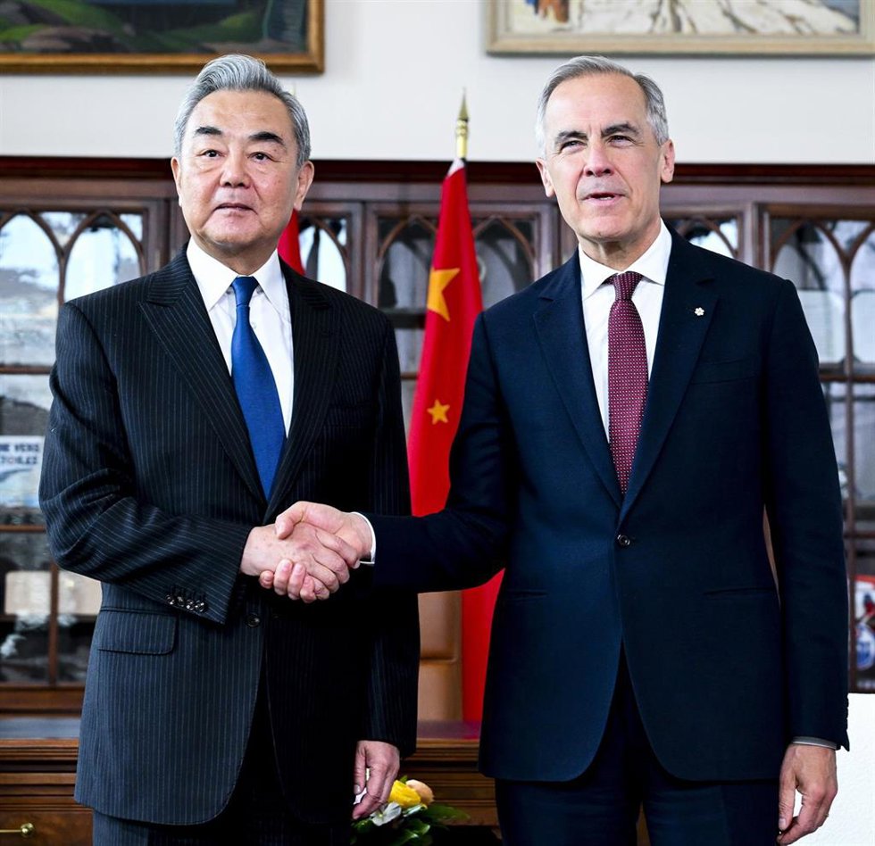 El primer ministro Mark Carney, a la derecha, se reúne con el ministro de Asuntos Exteriores de China, Wang Yi, en su despacho de Ottawa, el viernes 29 de mayo de 2026.