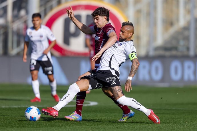 Futbol, Colo Colo vs Deportes La Serena Fecha 16, Liga de Primera 2025 El jugador de Colo Colo Arturo Vidal, izquierda, disputa el balon junto a Felipe Chamorro de Deportes La Serena durante el partido de primera division disputado en el Estadio