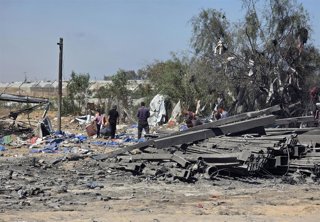 Los palestinos inspeccionan el lugar donde se produjo un ataque israelí en Jan Yunis, al sur de la Franja de Gaza