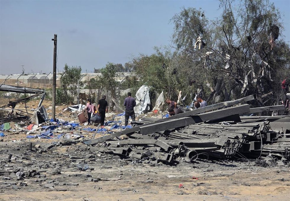 Los palestinos inspeccionan el lugar donde se produjo un ataque israelí en Jan Yunis, al sur de la Franja de Gaza