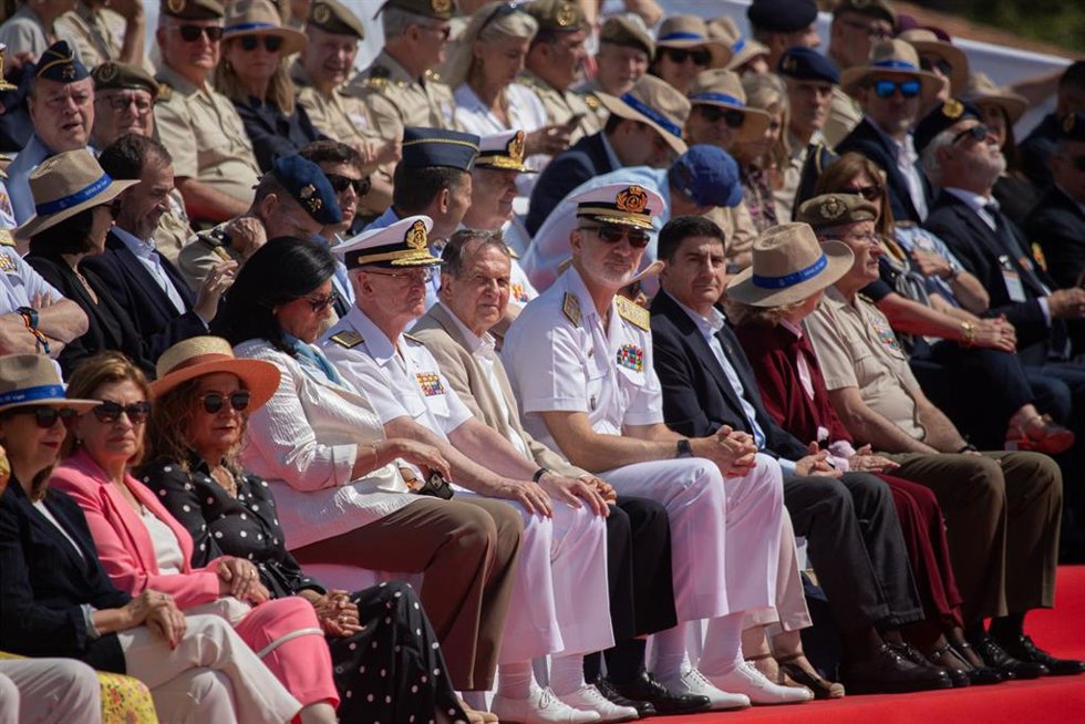 El Rey Felipe VI (c) durante la revista naval y la exhibición dinámica con motivo del Día de las Fuerzas Armadas, a 29 de mayo de 2026, en Vigo, Pontevedra, Galicia (España).