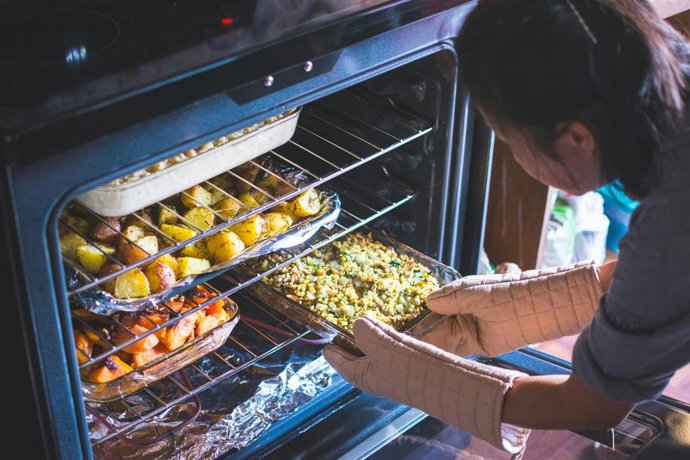 Ni lejía ni químicos: cómo limpiar el horno y eliminar la grasa incrustada