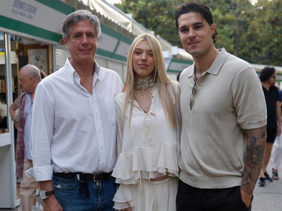 Carlo Costanzia padre arropa a su nuera, Alejandra Rubio, y a su hijo en la Feria del Libro
