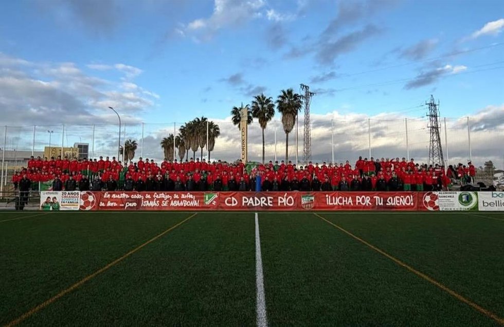 Imagen de los componentes del C.D. Padre Pío, al que se le ha otorgado la Medalla de Sevilla 2026