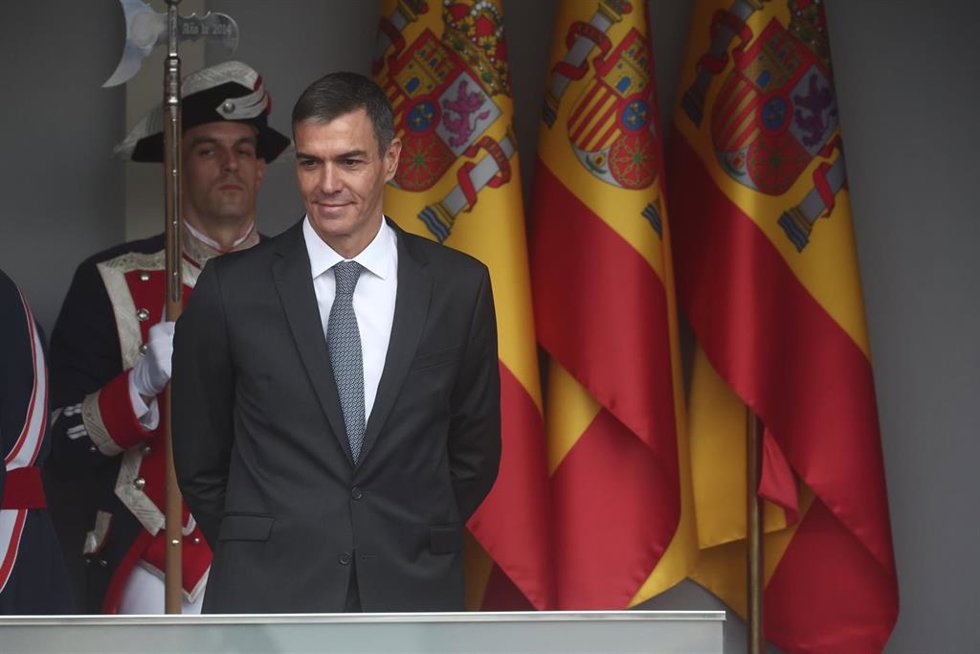 Archivo - El presidente del Gobierno, Pedro Sánchez, durante el acto solemne de homenaje a la bandera nacional y desfile militar por el 12 de octubre, Día de la Hispanidad, en la Plaza de Cánovas del Castillo, a 12 de octubre de 2025, en Madrid (España).