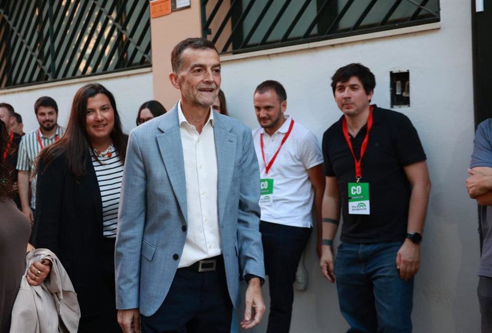 El candidato a la Presidencia de la Junta de Por Andalucía, Antonio Maíllo, a su llegada a la sede de IU en la noche electoral del 17 de mayo.