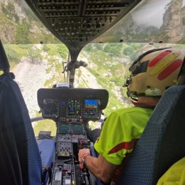 Rescatan a dos montañeros perdidos, sin aguas y uno de ellos herido en una rodilla en una canal de Picos de Europa