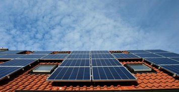 Vivienda con paneles solares.