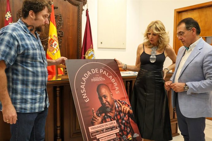 Presentación de la iniciativa 'Ensalada de palabras', organizada por la Asociación Trovera de Lorca, en colaboración con el Ayuntamiento