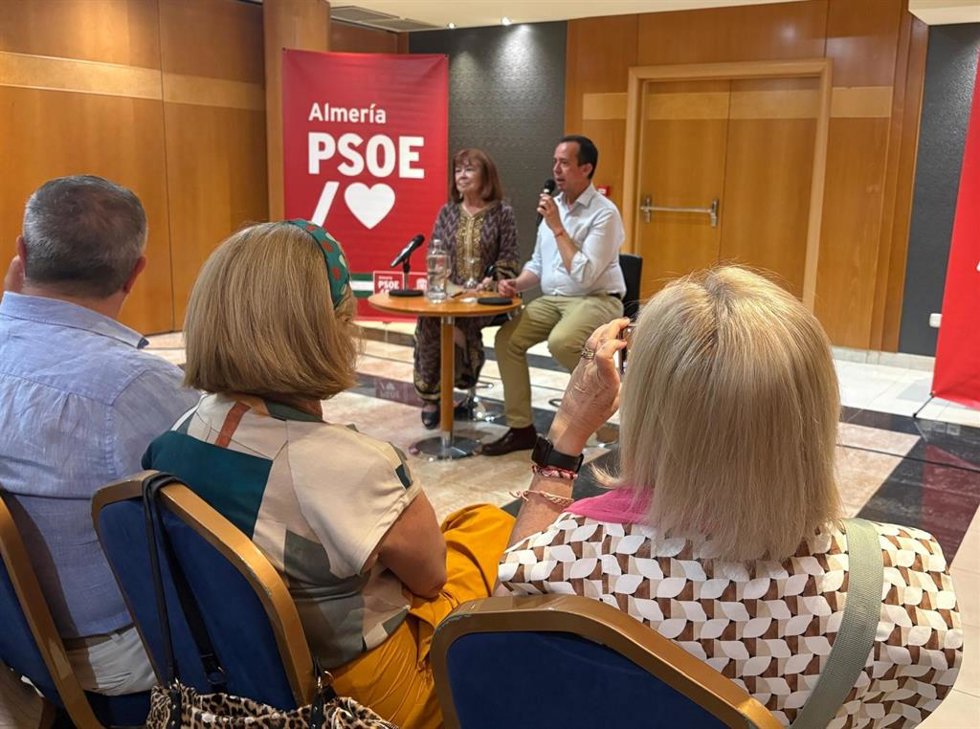 La presidenta del PSOE, Cristina Narbona, en un encuentro con militantes socialuistas en Almería.