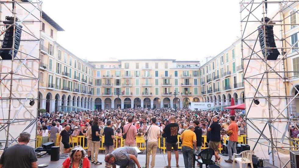 Acto de la cantada popular de 'La Balanguera' en la plaza Mayor de Palma, por el centenario de la versión musical del himno de Mallorca.