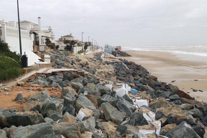 Archivo - El Paseo Marítimo de Matalascañas tras los temporales.