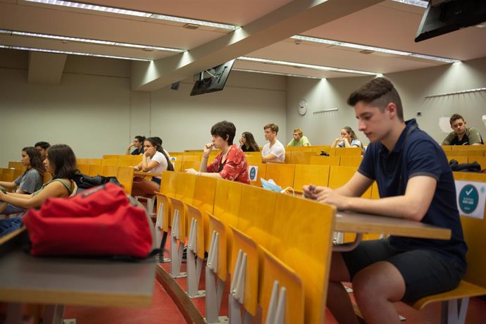 Archivo - Estudiants de batxillerat minuts abans de començar els exàmens de les Proves d'Accés a la Universitat (PAU), al Campus Ciutadella a Barcelona, Catalunya (Espanya), a 7 de juliol de 2020. 