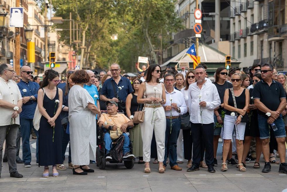 Archivo - Víctimas, familiares y políticos depositan claveles durante el homenaje a las víctimas del atentado del 17A en su 8º aniversario, en La Rambla, a 17 de agosto de 2025.