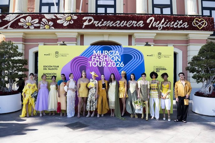 La Glorieta de España se convirtió anoche en una auténtica pasarela de moda al aire libre con la celebración de 'Murcia Fashion Tour'