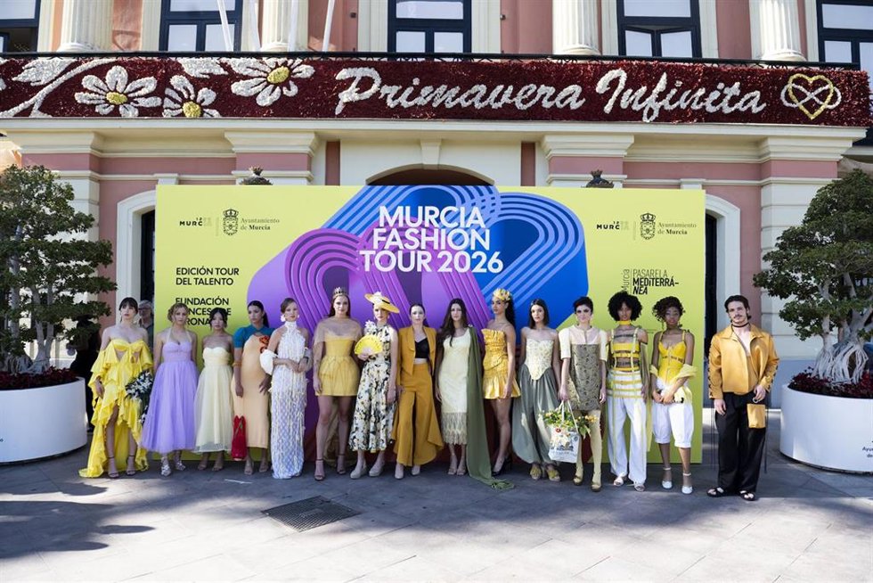 La Glorieta de España se convirtió anoche en una auténtica pasarela de moda al aire libre con la celebración de 'Murcia Fashion Tour'