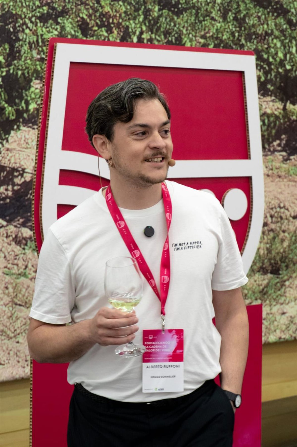 Sommelier apela a la necesidad de hacer vinos ricos porque no se está dejando de beber todo el vino