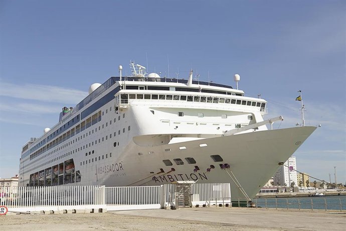 Archivo - Un crucero anclado en el Puerto de Cádiz.