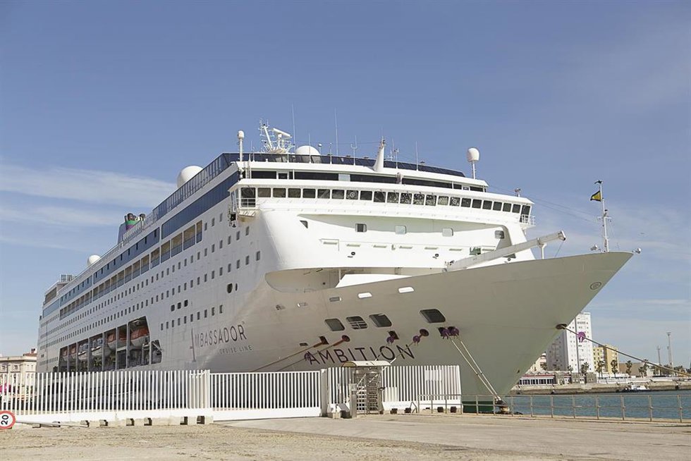 Archivo - Un crucero anclado en el Puerto de Cádiz.