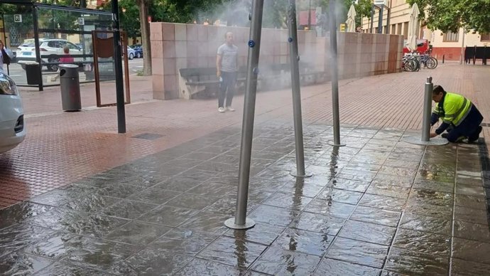 Columnas de agua vaporizada para refrescarse.