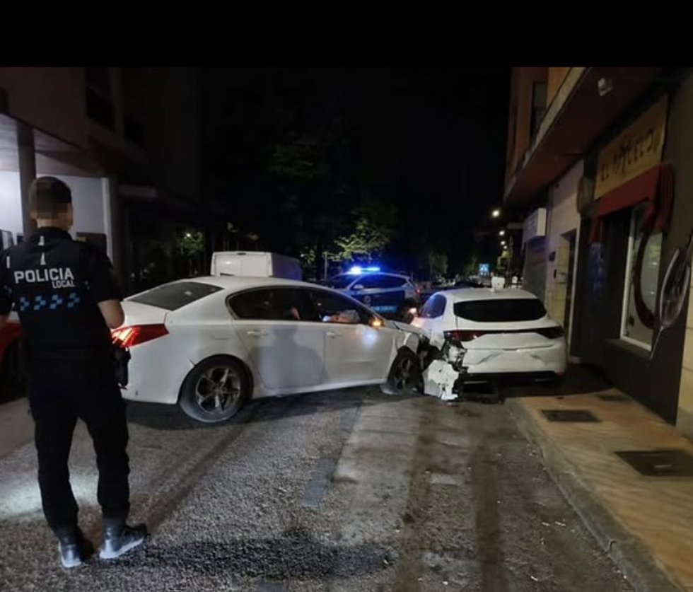 Un conductor pierde el control y choca contra tres vehículos aparcados en la calle Las Torres de Cuenca.