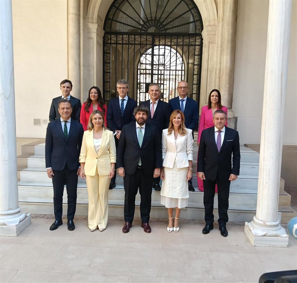 La nueva foto de familia del Gobierno regional tras las incorporaciones de Isabel Ayala y Joaquín Buendía