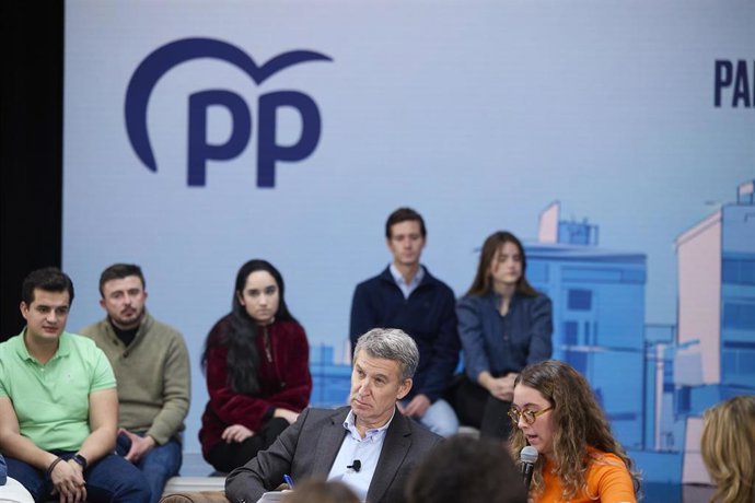 Archivo - El presidente del Partido Popular, Alberto Núñez Feijóo, durante una reunión con representantes de asociaciones juveniles.