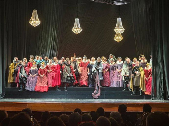 Elenco de 'Un Ballo in Maschera' durante la función representada en el Teatre Principal de Maó por el inicio de la 55ª Temporada de Ópera de Maó.