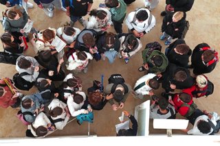 Archivo - Alumnos durante un examen de Selectividad 