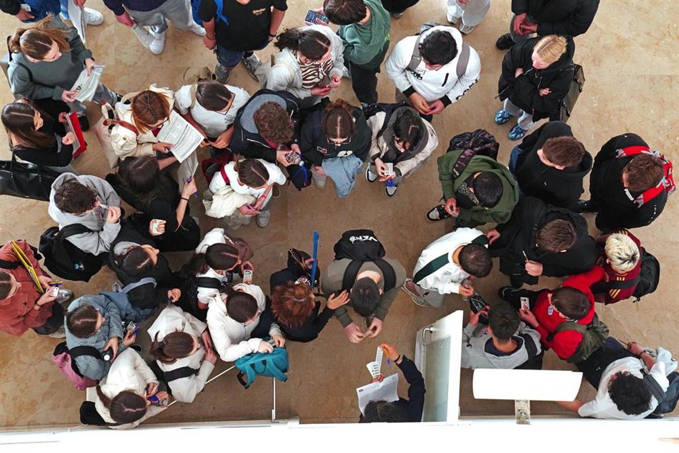 Archivo - Alumnos durante un examen de Selectividad 